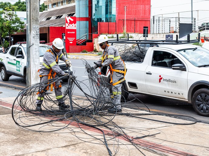 Operação Telefone sem Fio prevê a retirada de mais de 1,5 toneladas de fios na Av. Isaac Póvoas