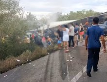 Colisão entre van e caminhão na BR-116 provoca 15 mortes