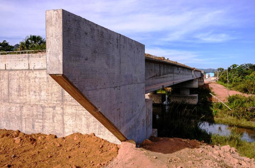 Mauro Mendes assina contrato para construção de 5 mil pontes em todo Estado