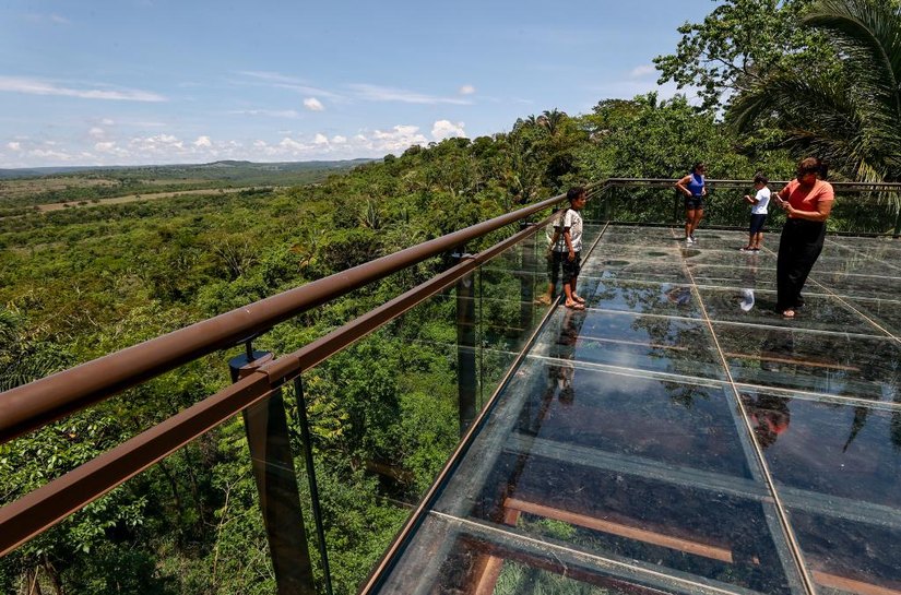 Primeiro mirante de vidro de MT se tornou ponto de lazer das famílias e atrativo para turistas, afirma prefeita