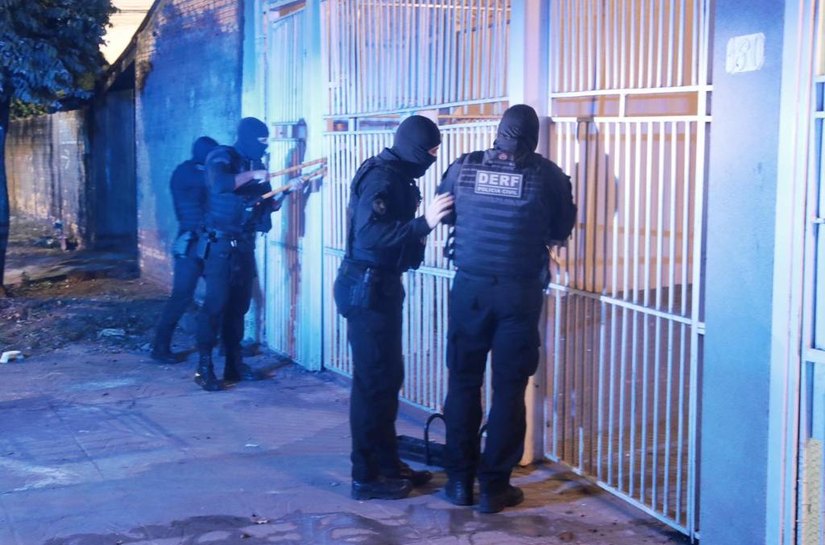 Operação Codinome Fantasma prende 37 pessoas, apreende drogas, armas e bloqueia contas vinculadas à facção