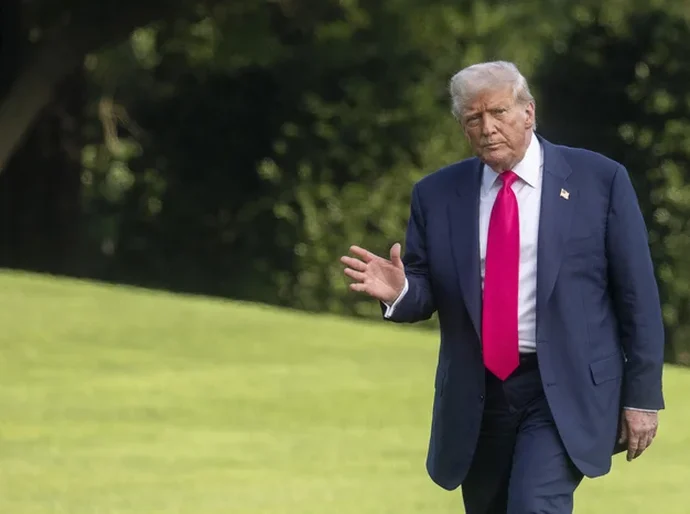 'Estamos fazendo isso porque eu posso', diz Trump sobre tarifas de 50% ao Brasil