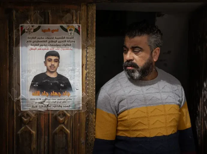 Soldados israelenses atiraram em adolescente palestino e o deixaram sangrar até a morte, indicam vídeos