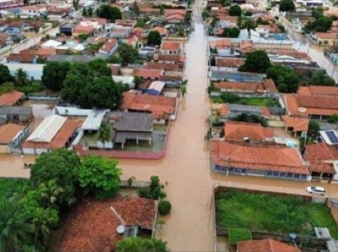 Veja Fotos e Vídeo: O que se sabe sobre a tempestade que deixou centenas de famílias desabrigadas, derrubou casas e alagou ruas em Cáceres, MT