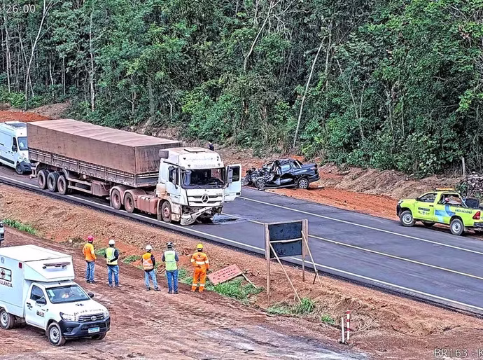 Tragédia na BR-163: colisão frontal entre carreta e utilitário mata duas pessoas e bloqueia rodovia em MT