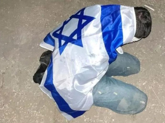 Soldados israelenses postam fotos de presos palestinos sendo humilhados