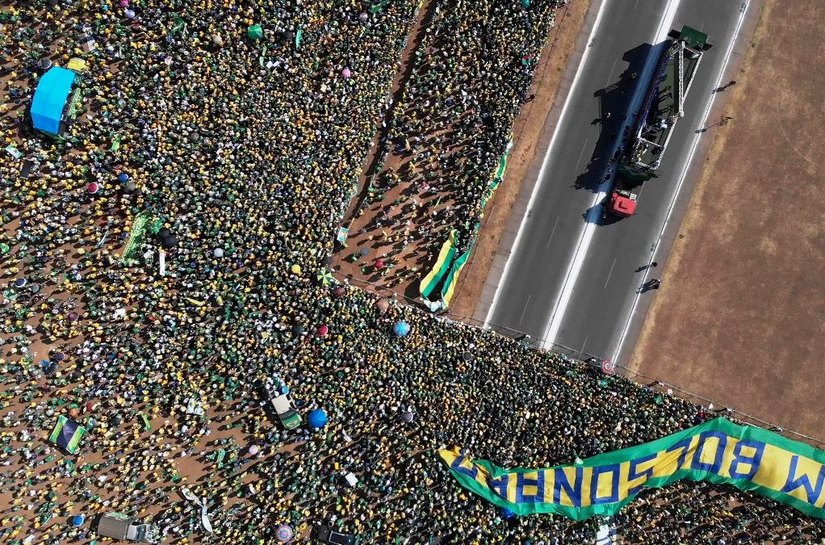 Bolsonaro faz discurso messiânico diante de Esplanada lotada e ameaça enquadrar o Supremo