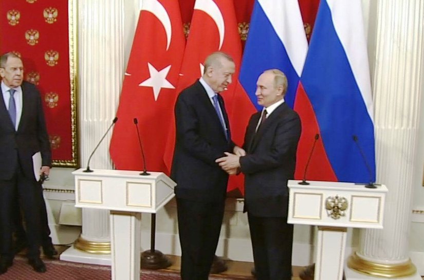 Zelensky diz que Ucrânia está pronta para aceitar status neutro; negociações ocorrerão na Turquia
