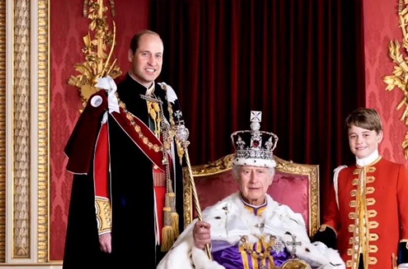 Foto de Charles III coroado ao lado de sucessores mostra futuro da monarquia britânica