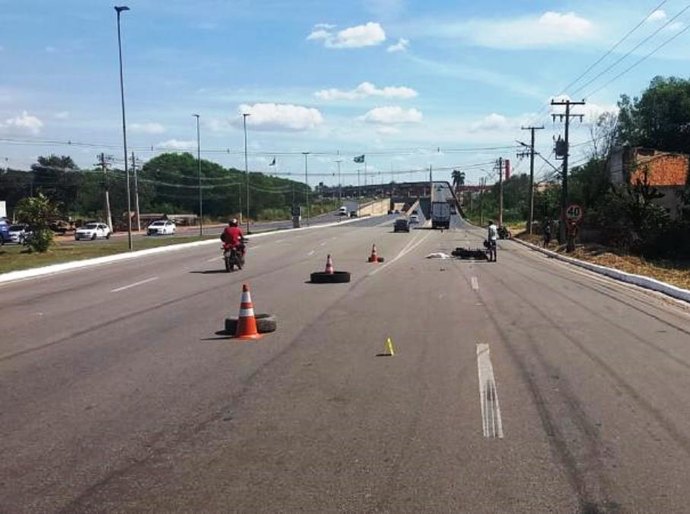 Acidente entre caminhão e motocicleta mata arquiteta de 23 na Avenida Fernando Corrêa, em Cuiabá