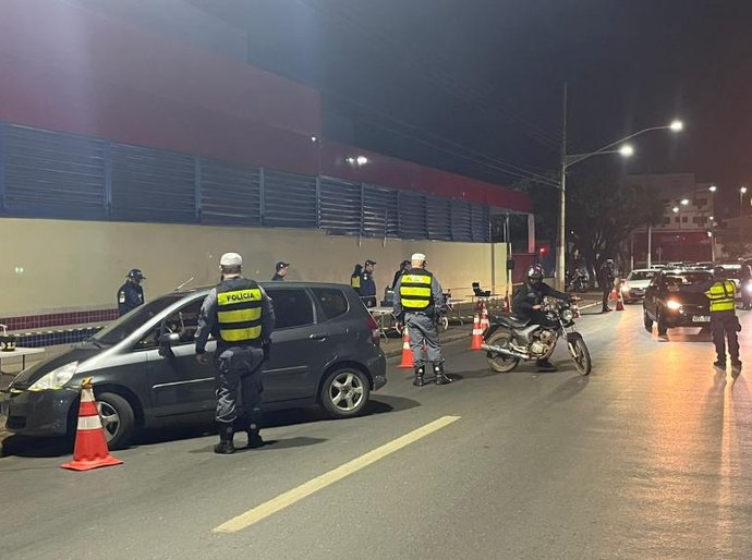 Operação Lei Seca realizada em duas avenidas de Cuiabá prende 13 pessoas