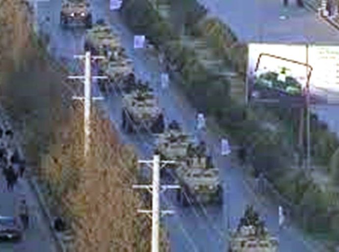 Em demonstração de força, Talibã faz desfile com armas fabricadas nos EUA