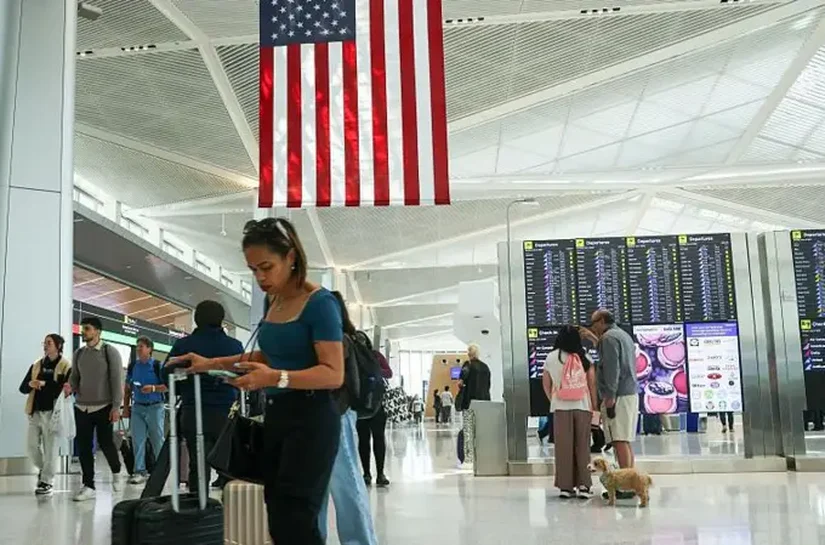 Vistos de meio milhão, regras mais duras: a ofensiva de Trump para reduzir também imigração legal