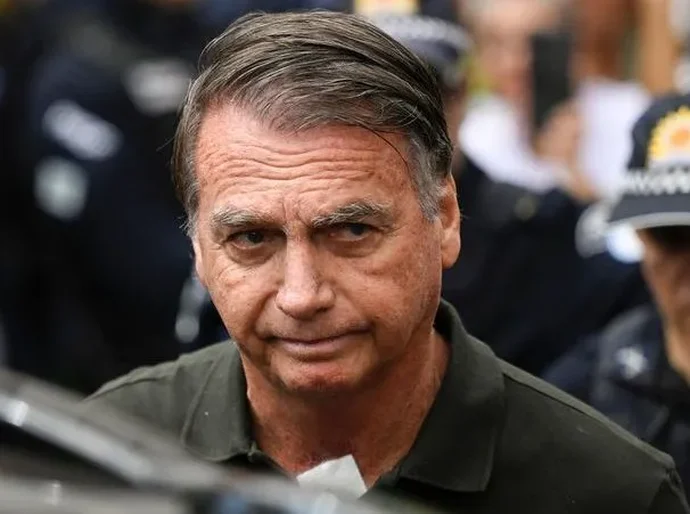 Carlos diz que Bolsonaro soluça dormindo: 'Jamais o vi como está'