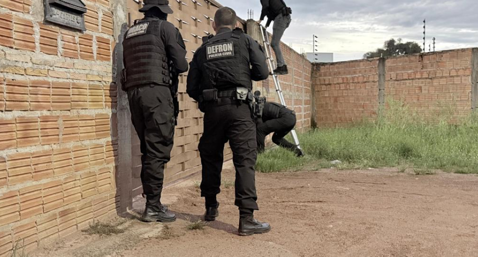 Polícia Civil cumpre 21 ordens judiciais contra núcleo de facção liderado por mulher em Cáceres