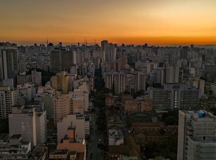 Teto que esquenta na favela, árvore e ar-condicionado no bairro rico: a desigualdade sob calor extremo