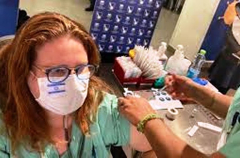 'Tomei vacina menos de 24h depois do primeiro-ministro', diz brasileira em Israel