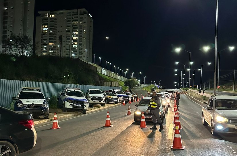 Operação Lei Seca prende sete pessoas e remove 57 veículos na noite deste domingo,12