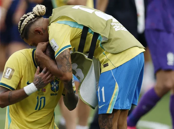 Neymar desaba e chora após eliminação do Brasil para Noruega na Copa