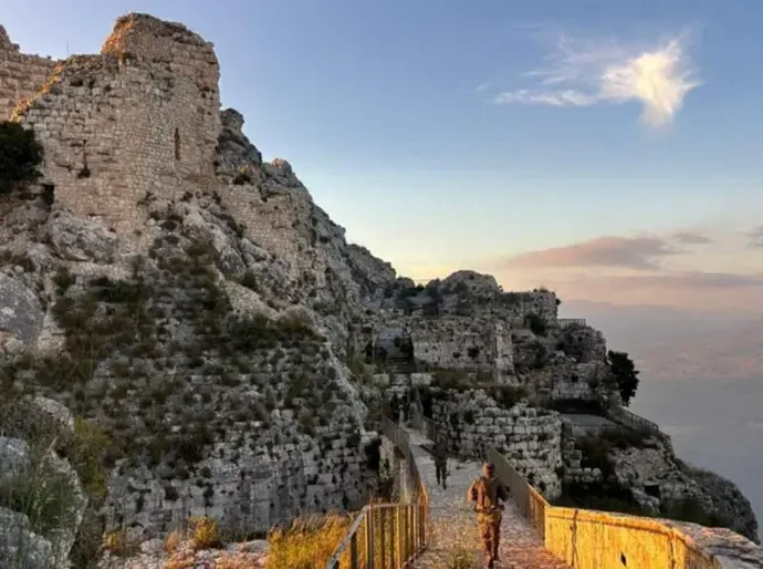 Israel toma castelo estratégico no Líbano enquanto expande ofensiva terrestre