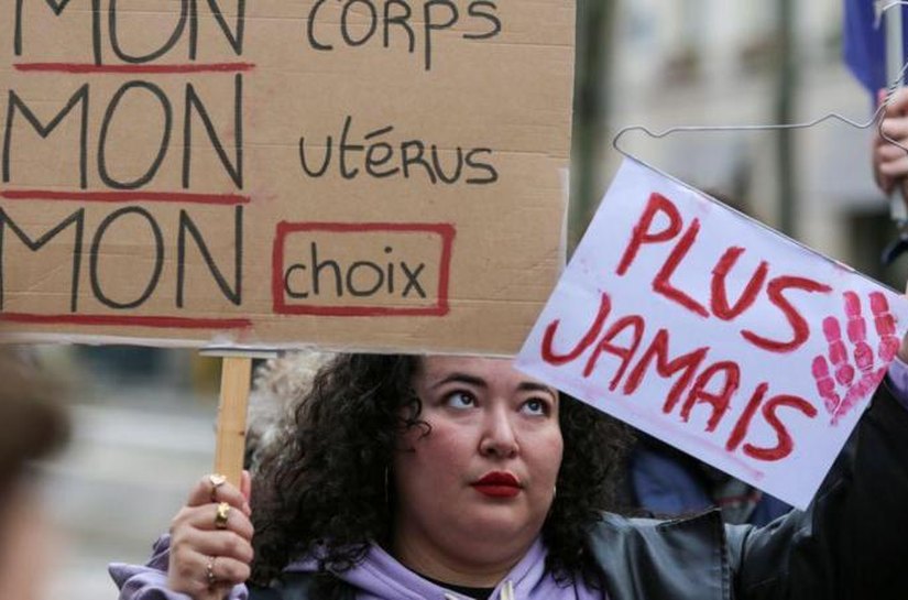 'Liberdade garantida para aborto': por que França se tornou 1º país a colocar direito de interromper gravidez na Constituição