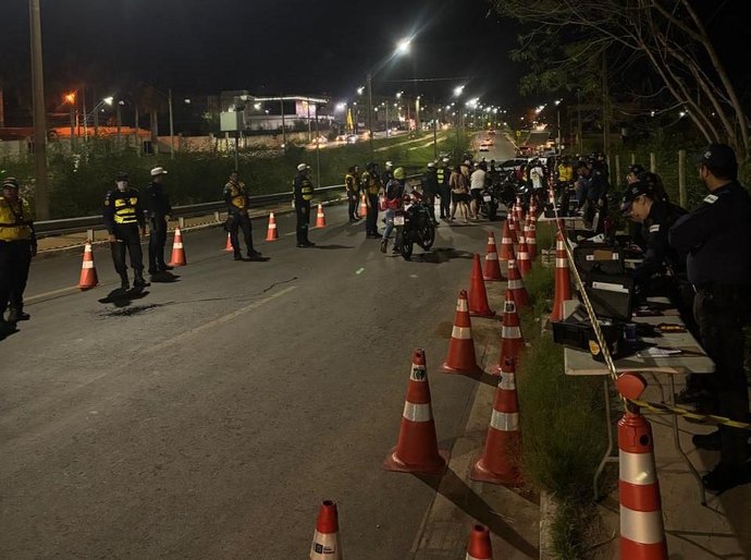 Operação Lei Seca termina com captura de foragido da Justiça e remoção de 52 motos em Cuiabá