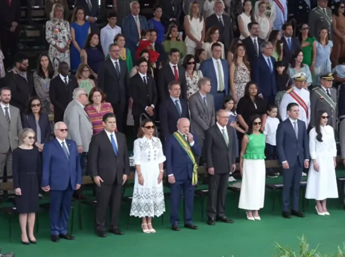 Veja Vídeo: Lula reúne Fachin, Alcolumbre e Hugo em desfile do 7 de Setembro