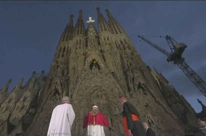 Papa Leão XIV abençoa e inaugura torre da Sagrada Família