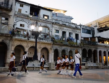 Estudar em Cuba em meio à sua pior crise: sem uniformes, sem professores e carregando lâmpadas recarregáveis