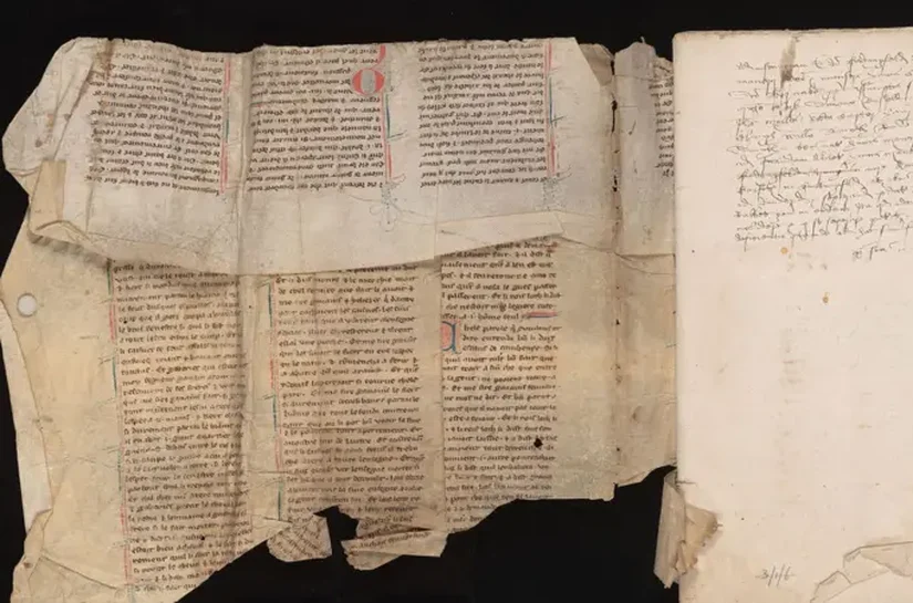 O manuscrito perdido há 400 anos sobre a lenda do rei Arthur e do mago Merlin que foi encontrado dentro de um livro