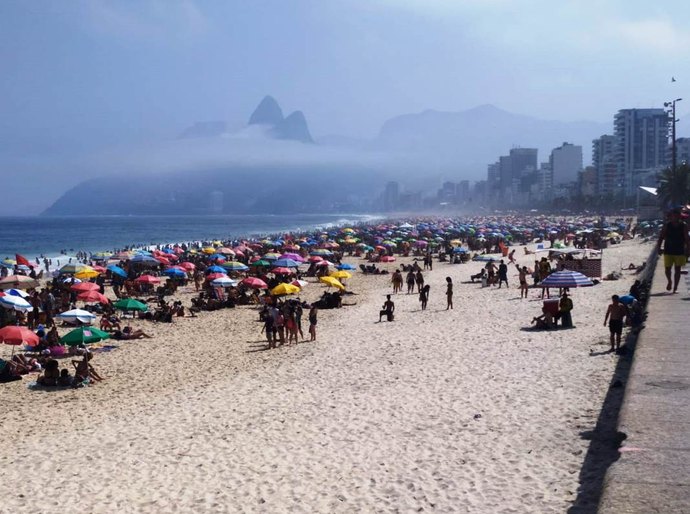 Banhistas lotam praias e descumprem as regras de combate à Covid-19