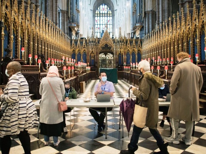 Reino Unido tem plano para vacinar adolescentes a partir de 12 anos