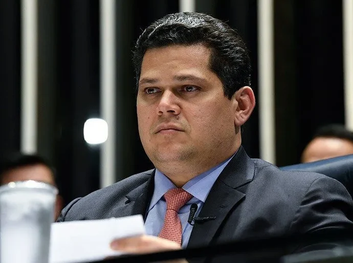 Alcolumbre deixa PEC da 6x1 para depois do recesso e evita prazo