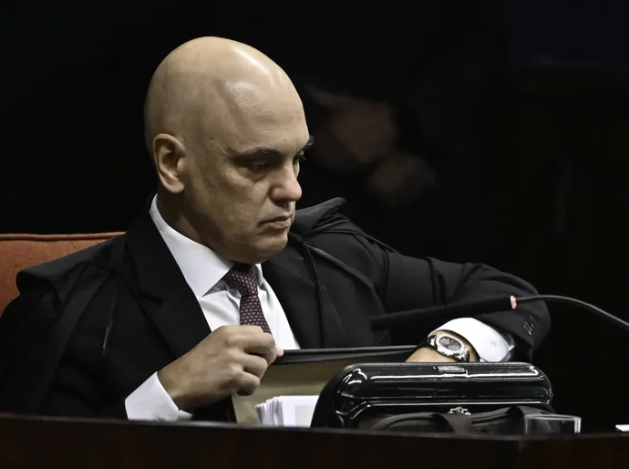 Ministros do STF veem Moraes em xeque e rede de apoio ao ministro diminui