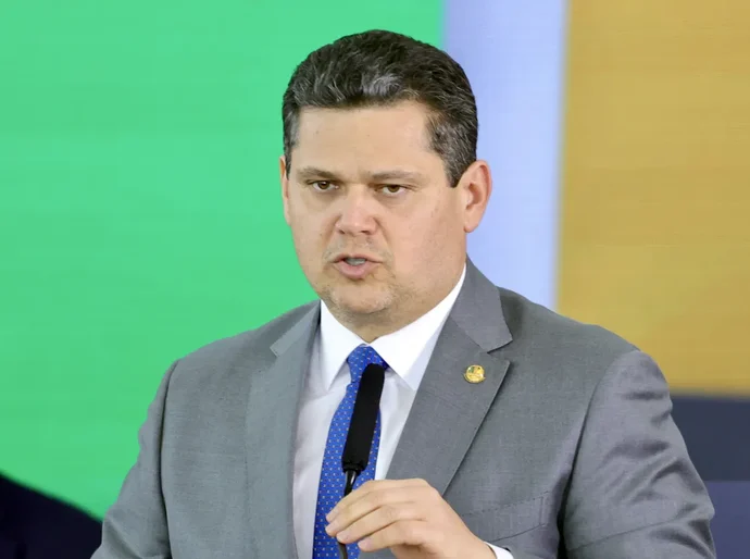 Alcolumbre retira do PL da dosimetria trecho que contradiz Lei Antifacção