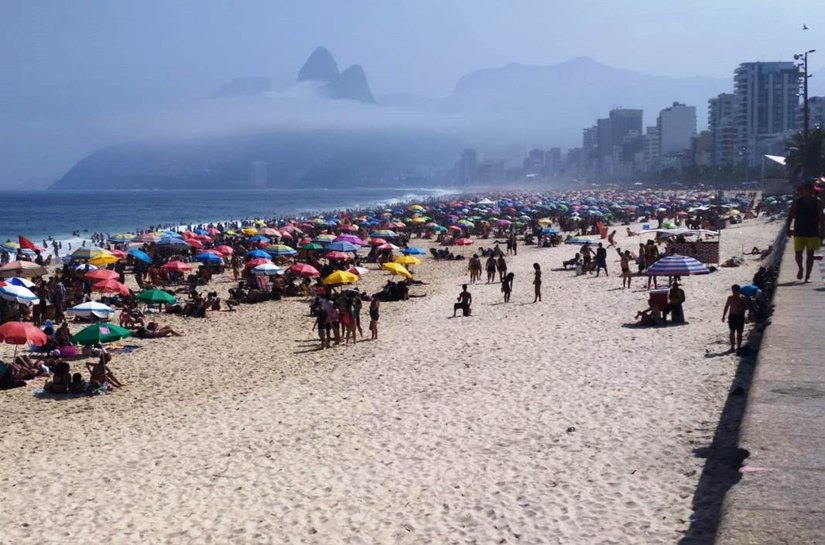 Banhistas lotam praias e descumprem as regras de combate à Covid-19