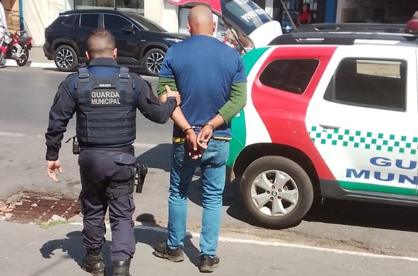 Guarda Municipal age e coloca atrás das grades homem que se masturbou em sorveteria de Várzea Grande
