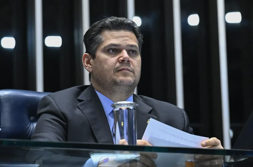 Empresários recorrem a Alcolumbre para travar avanço do fim da escala 6x1