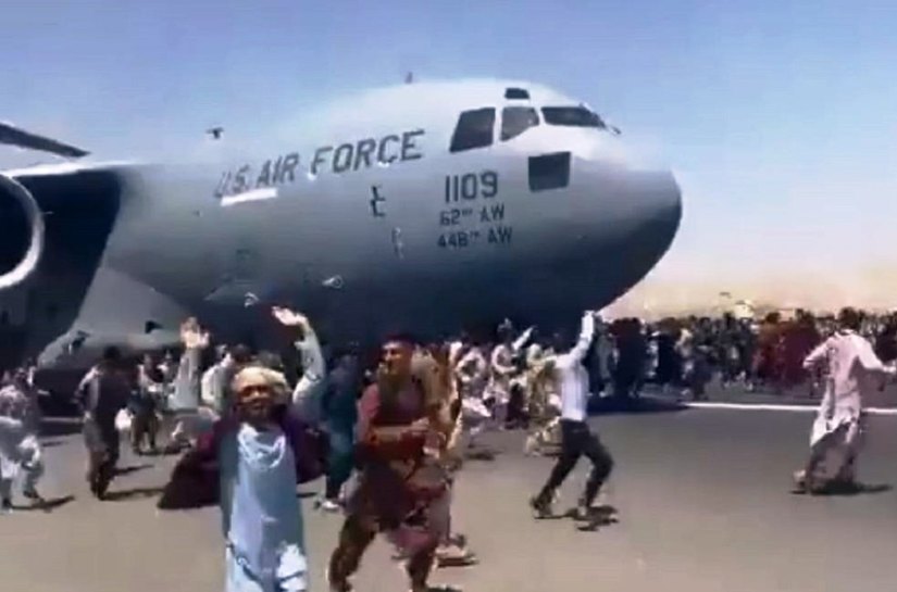 Força Aérea americana investiga 'restos mortais' encontrados no trem de pouso de avião que saiu de Cabul