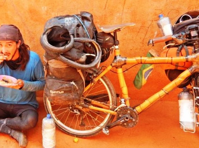 Da neve ao deserto, brasileiro viaja pelo mundo em bicicleta de bambu