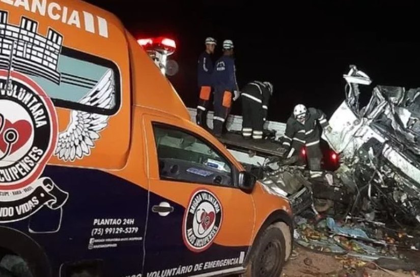 Acidente entre caminhão e ônibus deixa 25 mortos na Bahia
