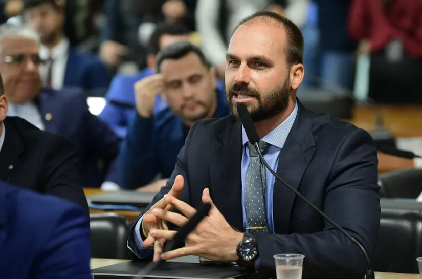 Deputados acionam STF e PGR contra Eduardo Bolsonaro por fala sobre professores