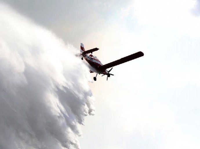 Aeronave e helicóptero são usados para apagar incêndio no Morro de Santo Antônio