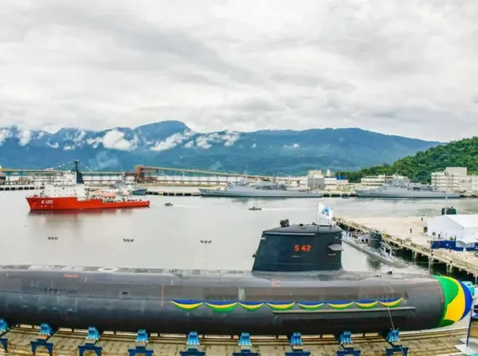 'Brasil não pode abrir mão de submarino nuclear nem ceder à pressão para revelar seus detalhes'
