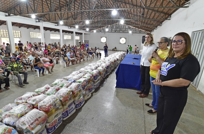 Moradores de Rondonópolis recebem 1.800 cestas em ação da primeira-dama de MT