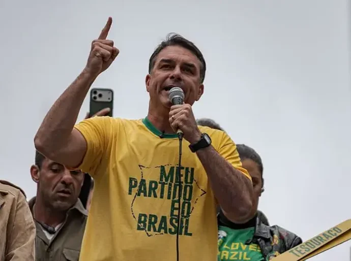 Flávio Bolsonaro é investigado por lavagem de dinheiro, evasão de divisas e corrupção no caso 'Dark Horse'; Mendonça mantém inquérito sob sigilo