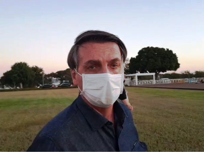 'História irá dizer quem está certo', diz Bolsonaro em nova defesa da cloroquina
