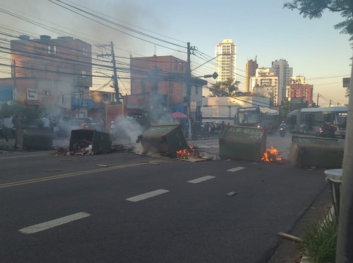 Moradores interditam via da Zona Sul de SP após mais de 4 dias sem energia; trecho da Raposo Tavares em Cotia também foi bloqueado