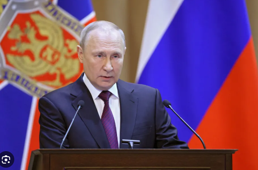Putin afirma ter bombas de fragmentação “suficientes” e ameaça retaliar se UcrânIa