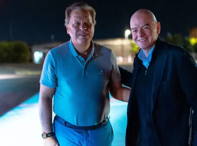 As regalias e a influência do presidente da Fifa, o homem mais poderoso (e polêmico) do futebol